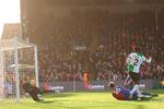 Liverpool-keeper Alisson Becker hindrede med en feberredning danske Joachim Andersen i at udligne for Crystal Palace i overtiden. Dermed vandt Liverpool 2-1 og er nu på førstepladsen i Premier League. Foto: Adrian Dennis/Ritzau Scanpix