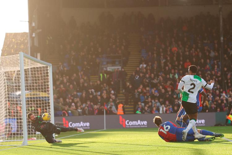 Liverpool-keeper Alisson Becker hindrede med en feberredning danske Joachim Andersen i at udligne for Crystal Palace i overtiden. Dermed vandt Liverpool 2-1 og er nu på førstepladsen i Premier League. Foto: Adrian Dennis/Ritzau Scanpix