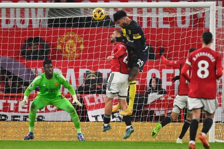 Med et kraftfuldt hovedstød gjorde Philip Billing det til 2-0, da Bournemouth vandt 3-0 over Manchester United. Foto: Oli Scarff/Ritzau Scanpix
