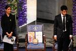 En tom stol var placeret mellem Kiana og Ali Rahmani, der modtog Nobels Fredspris i Oslo på vegne af deres fængslede mor, den iranske menneskerettighedsforkæmper Narges Mohammadi Foto: Ntb/Ritzau Scanpix