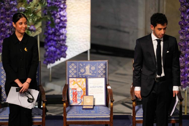 En tom stol var placeret mellem Kiana og Ali Rahmani, der modtog Nobels Fredspris i Oslo på vegne af deres fængslede mor, den iranske menneskerettighedsforkæmper Narges Mohammadi Foto: Ntb/Ritzau Scanpix