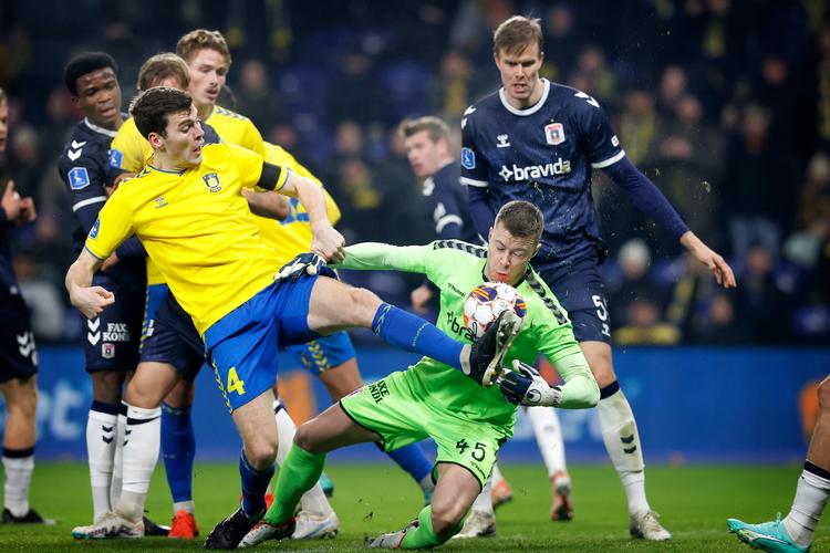 I anden halvleg pressede Brøndby og Jacob Rasmussen på for den nødvendige 3-1-scoring, men AGF-målmanden Bailey Peacock-Farrell blev aldrig for alvor udfordret.   Foto: Jens Dresling
