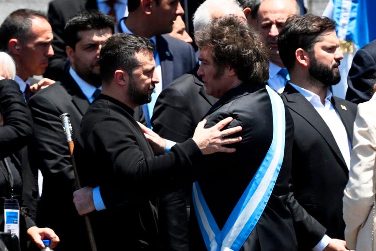 Ukraines præsident, Volodymyr Zelenskyj, deltog søndag i indsættelsen af Argentinas nye præsident, Javier Milei, i Buenos Aires. Mandag rejser han til USA, hvor han tirsdag skal mødes med præsident Joe Biden. Foto: Luis Robayo/Ritzau Scanpix
