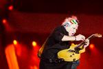 Keith Richards hugger til guitaren ved den seneste koncert på dansk grund i Parken i København i 2017.  Foto: Stine Bidstrup