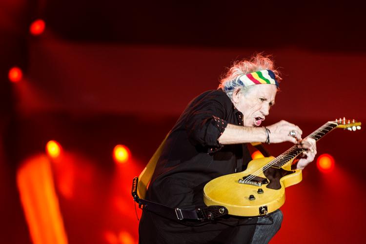 Keith Richards hugger til guitaren ved den seneste koncert på dansk grund i Parken i København i 2017.  Foto: Stine Bidstrup
