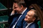 Donald Tusk lytter her til sin forgænger Mateusz Morawickis tale mandag formiddag, inden parlamentet stemte PiS-regeringen ned og senere stemte for Tusk som ny statsminister.  Foto: Wojtek Radwanski/Ritzau Scanpix