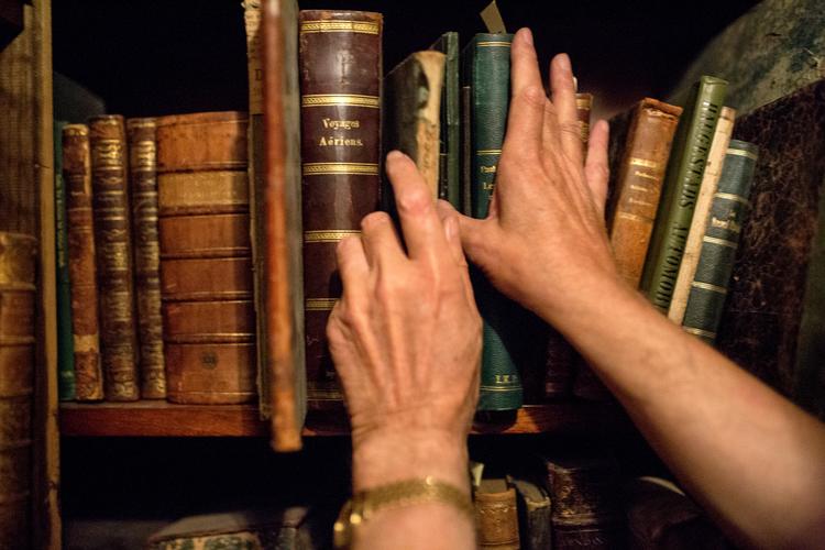 Flittige hænder i  et antikvariat i Silkegade, indre København.  Foto: Ivan Boll