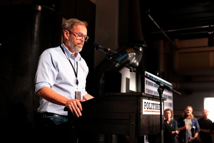 Peter Hove Olesen, fotochef på Politiken, mener ikke, at kvantitet og kvalitet kan sidestilles i dækningen af situationen i Mellemøsten. Her holder han tale til udstillingen World Press Photo i Pressen i Politikens Hus.  Foto: Nichlas Pollier