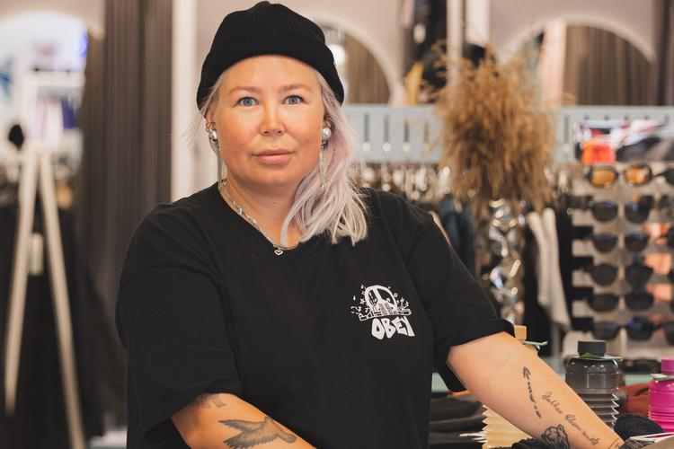 Bibi Chemnitz er uddannet beklædningshåndværker og driver i dag tøjfirmaet BIBI CHEMNITZ, der laver streetwear med klare referencer til Grønland. Foto: Magnus Biilmann Trolle