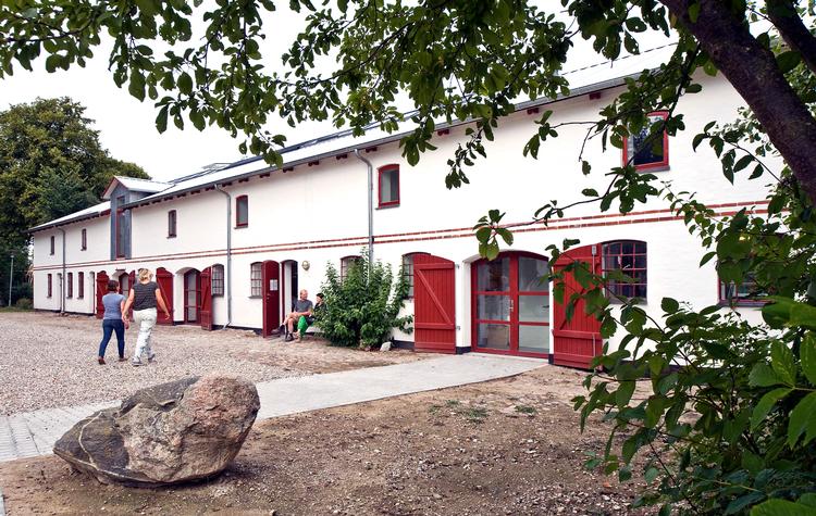 Det er denne værkstedsbygning, der mandag brændte.  Foto: Pressefoto: Guldagergaard