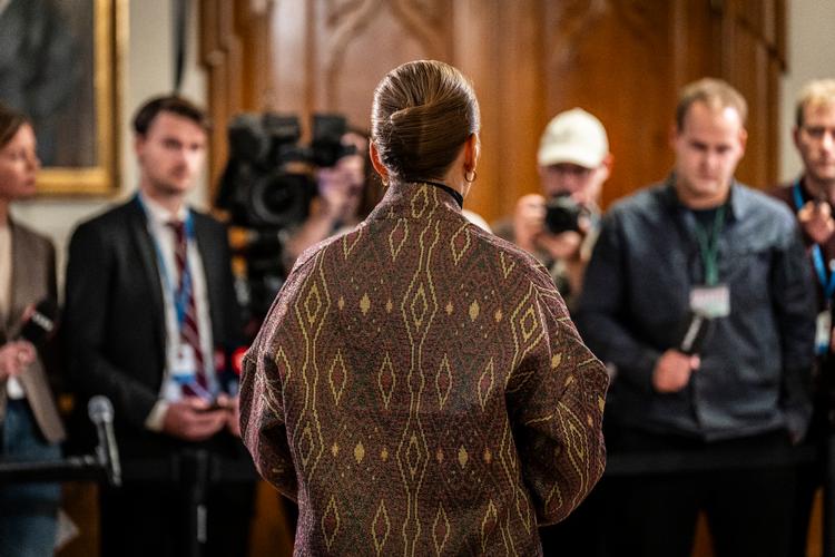     Efter debat i folketingssalen stillede statsminister Mette Frederiksen (S) op til at svare på spørgsmål fra pressen på Christiansborg Foto: Emil Nicolai Helms/Ritzau Scanpix