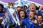 I maj 2017 fejrede Chelsea med anfører John Terry i spidsen sit seneste mesterskab. Men en læk sår tvivl om klubbens grundlag for succes - daværende ejer Roman Abramovich har hemmeligt udbetalt formuer, der kan være i strid med fodboldens regler. Foto: Eddie Keogh/Ritzau Scanpix