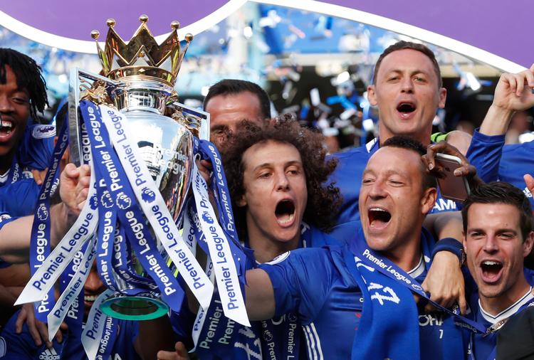 I maj 2017 fejrede Chelsea med anfører John Terry i spidsen sit seneste mesterskab. Men en læk sår tvivl om klubbens grundlag for succes - daværende ejer Roman Abramovich har hemmeligt udbetalt formuer, der kan være i strid med fodboldens regler. Foto: Eddie Keogh/Ritzau Scanpix