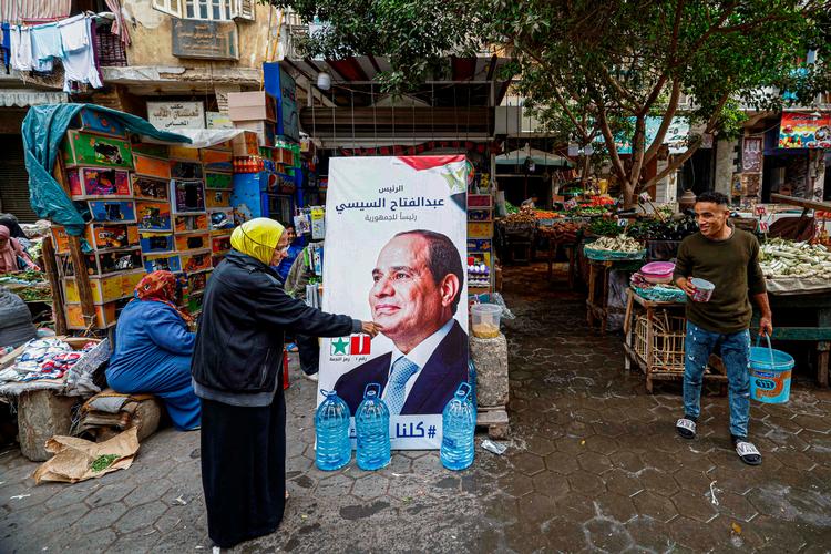 Som mange andre steder blev befolkningen på et marked i Kairo mødt af valgplakater med Egyptens præsident Abdel Fattah al-Sisi. De tre andre mænd, der også stillede op til valget, var stort set ukendte.
 Foto: Khaled Desouki/Ritzau Scanpix