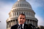 Præsident Joe Bidens søn, Hunter Biden, er omdrejningspunktet for de beskyldninger, der nu har ført til, at Repræsentanternes Hus har stemt for en undersøgelse af, om der er grundlag for en rigsretssag mod Joe Biden. Her ses Hunter Biden foran Kongressen, hvor han onsdag afviste at lade sig udspørge af republikanerne bag lukkede døre. Foto: Drew Angerer/Ritzau Scanpix