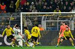 17-årige Warren Zaïre-Emery (med nr. 33) blev den store helt for Paris Saint-Germain med sin udligning til 1-1 mod Borussia Dortmund. Uden den scoring ville PSG have været ude af Champions League. I stedet sneg holdet sig videre som nummer to i gruppen og er nu klar til ottendedelsfinalerne. Foto: Ina Fassbender/Ritzau Scanpix