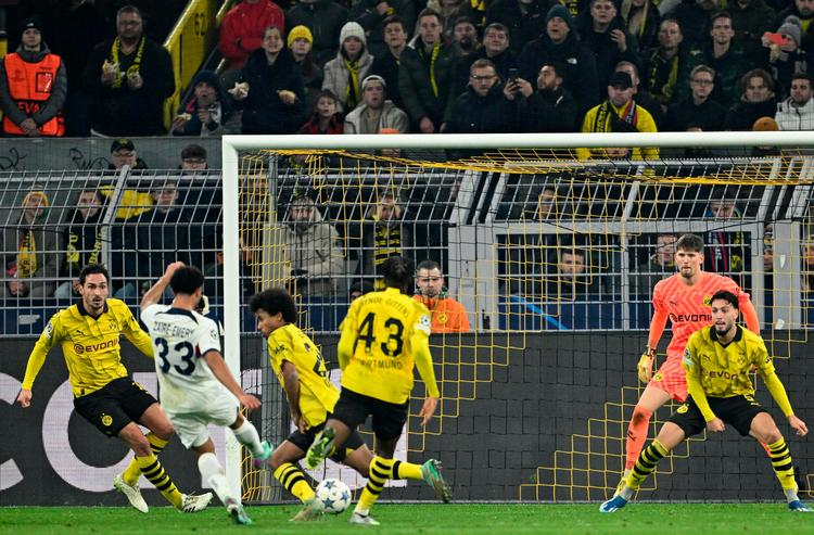 17-årige Warren Zaïre-Emery (med nr. 33) blev den store helt for Paris Saint-Germain med sin udligning til 1-1 mod Borussia Dortmund. Uden den scoring ville PSG have været ude af Champions League. I stedet sneg holdet sig videre som nummer to i gruppen og er nu klar til ottendedelsfinalerne. Foto: Ina Fassbender/Ritzau Scanpix