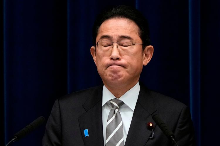 Ministerpræsident Fumio Kishida er under pres på grund af en korruptionsskandalen, der nu har ført til fire ministres afgang. Foto: Franck Robichon/Ritzau Scanpix