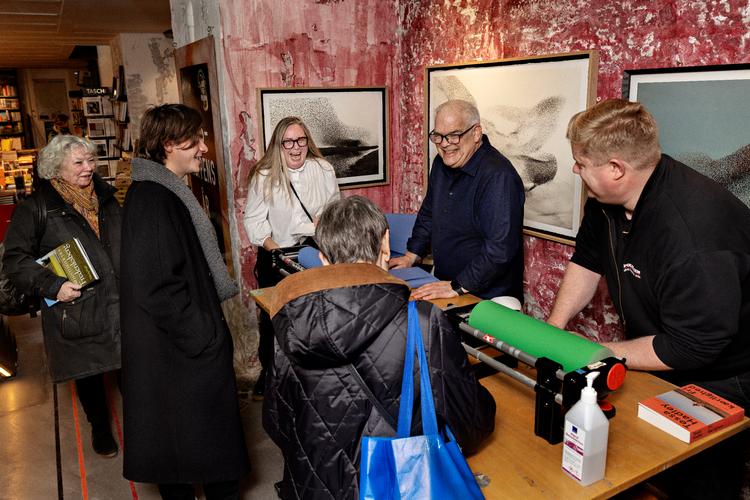Nogle kunder bemærkede, at indpakningskøen i Boghallen var julens sjoveste kø at stå i. Foto: Jacob Ehrbahn