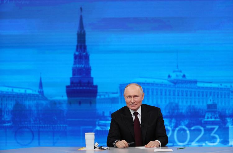 På den årligt tilbagevendende tv-seance svarede Ruslands præsident, Vladimir Putin, torsdag på spørgsmål i mere end fire timer. Mange af spørgsmålene var indsendt og udvalgt på forhånd.  Foto: Sputnik/Ritzau Scanpix