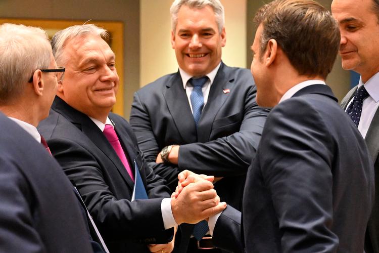 Ungarns leder, Viktor Orbán, gav hånd til Frankrigs præsident, Emmanuel Macron, før EU-topmødet gik i gang torsdag. Måske havde de to tilrettelagt forløbet om morgenen, hvor de mødtes med den tyske kansler Scholz og EU-rådsformand Charles Michel? Foto: Miguel Medina/Ritzau Scanpix