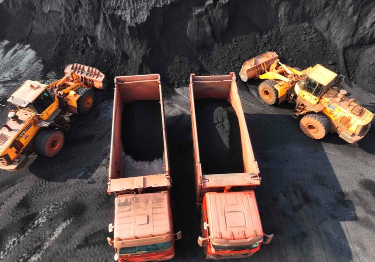 Ifølge IAEA steg kulforbruget i Kina i 2023 med 220 millioner ton eller 4,9 procent. Her bliver kul transporteret op på ladvogne på haven i Lianyungang. Foto: Str/Ritzau Scanpix