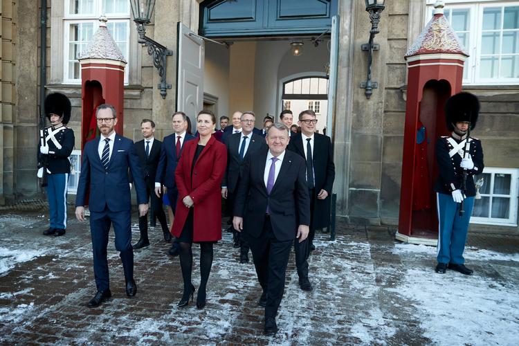 Torsdag 15. december 2022 kunne Mette Frederiksen (S), Jakob Ellemann-Jensen (V) og Lars Løkke Rasmussen sammen præsentere ministerholdet i den nye SVM-regering. Foto: Jens Dresling