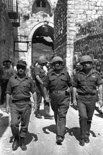 Israels store sejr. Ved seksdageskrigen i 1967 erobrede Israel blandt andet Østjerusalem og Vestbredden fra Jordan. Sejren cementerede Israels status som militær stormagt og skabte nærmest eufori blandt mange troende jøder. Men blev samtidigt begyndelsen til besættelsen af de palæstinensiske områder. Her ses Israels daværende forsvarsminister Moshe Dayan – med sin ikoniske klap for øjet – og den senere premierminister Yitzhak Rabin på vej ind i Den Gamle By i Jerusalem.  Foto: /Ritzau Scanpix