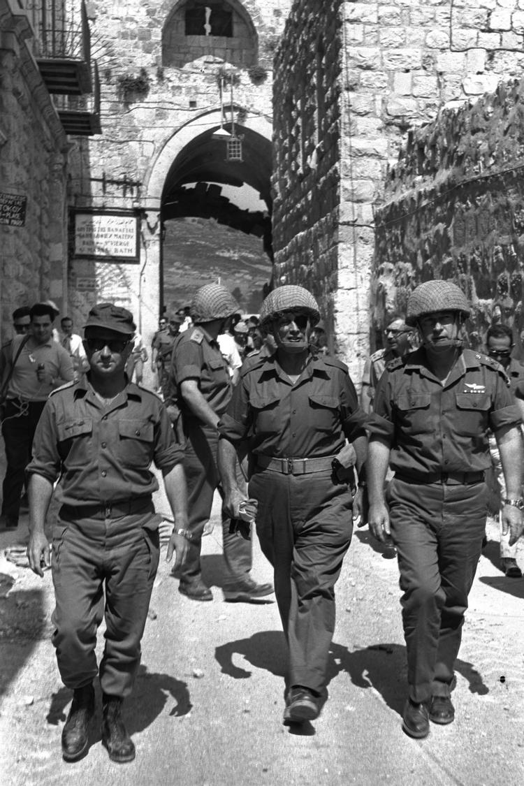 Israels store sejr. Ved seksdageskrigen i 1967 erobrede Israel blandt andet Østjerusalem og Vestbredden fra Jordan. Sejren cementerede Israels status som militær stormagt og skabte nærmest eufori blandt mange troende jøder. Men blev samtidigt begyndelsen til besættelsen af de palæstinensiske områder. Her ses Israels daværende forsvarsminister Moshe Dayan – med sin ikoniske klap for øjet – og den senere premierminister Yitzhak Rabin på vej ind i Den Gamle By i Jerusalem.  Foto: /Ritzau Scanpix