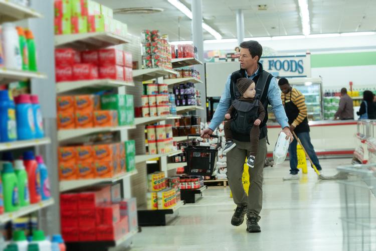 Mark Wahlberg har produceret filmen, og han har måske været tiltrukket af en film, der spejler hans eget liv som henholdsvis stolt familiemand og far til fire og så som filmactionstjerne. Foto: Apple TV+