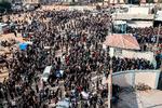 Palæstinensere står i kø for at sikre sig rationer af mel ved et FN-lager i Rafah i det sydlige Gaza ved grænsen til Egypten. Her er frygten, at Israel vil satse på at fordrive dem ud af Gaza, ind på den egyptiske Sinai-halvø. Foto: Mohammed Abed/Ritzau Scanpix