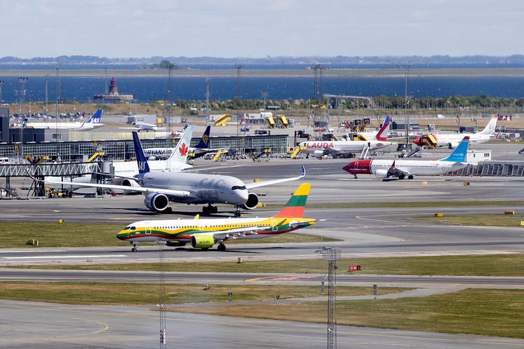 I dag landede den længe ventede flyafgift, der vil gøre det 100 kroner dyrere i gennemsnit at flyve.  Arkivfoto  Finn Frandsen
