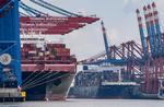 Containerskibet 'Al-Jasrah' er blevet ramt af angreb i Bab al-Mandab-strædet ud for Yemen. Her ses skibet i havnen i Hamburg. Foto: Axel Heimken/Ritzau Scanpix