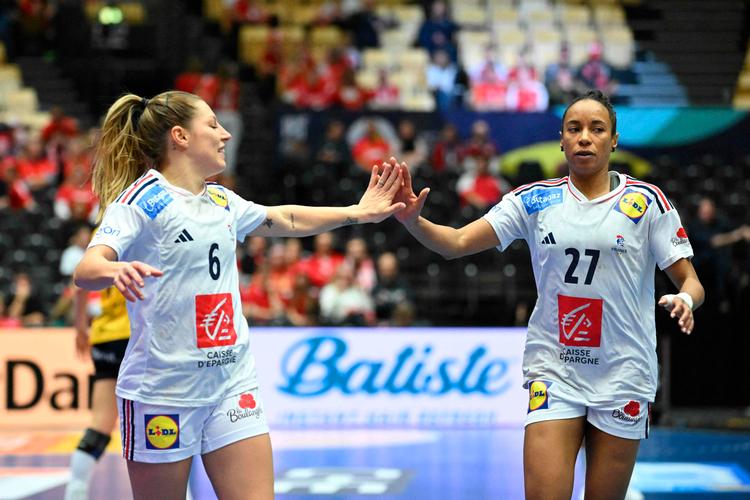 Chloe Valentini (tv.) og Estelle Nze Minko (th.) fejrer kampens udvikling. Foto: Jonathan Nackstrand/Ritzau Scanpix