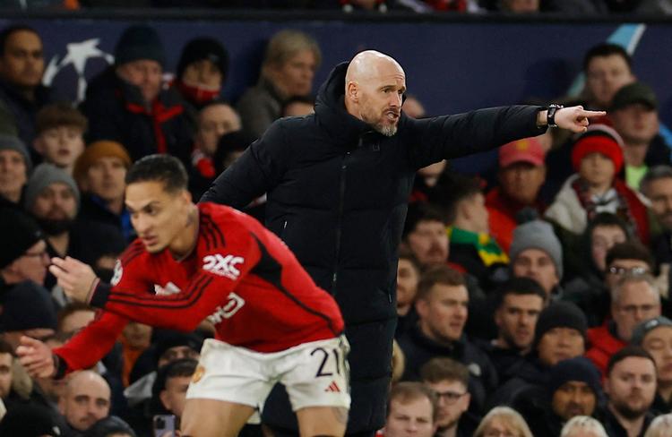 På grund af skader, karantæner og disciplinære problemer må Erik ten Hag undvære hele 11 spillere fra førsteholdstruppen til kampen i Liverpool søndag.  Foto: Jason Cairnduff/Ritzau Scanpix