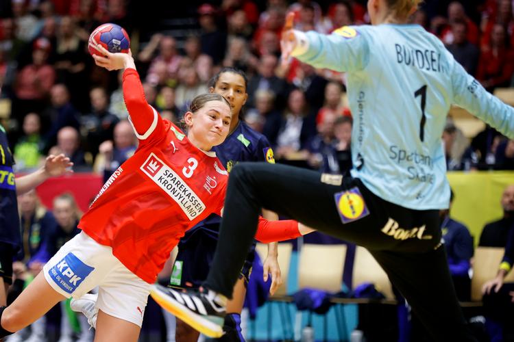 36 hæsblæsende timer endte med landsholdsdebut og VM-bronze for Team Esbjerg-spilleren Kaja Kamp. Hun scorede 2 mål mod Sverige.  Foto: Jens Dresling