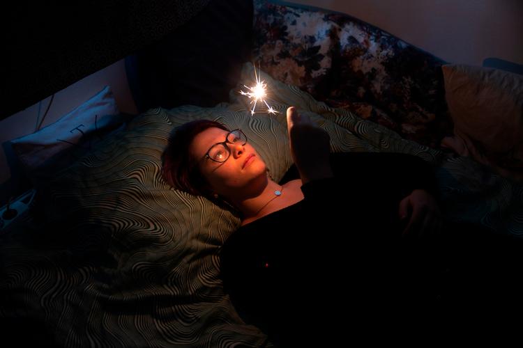 Mathilde Illum har aldrig hørt til en fast vennekreds, og især fejringen af nytår er en påmindelse om, hvordan ensomhed føles.  Foto: Emil Bay