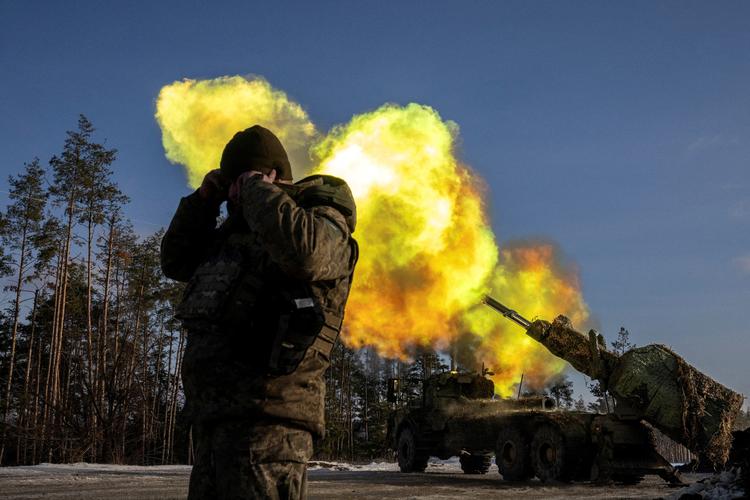 Svenskleverede våben affyres mod russiske mål i Østukraine. Holder Vesten op med sin våbenhjælp, bliver det dyrt, advarer tænketank. Foto: Thomas Peter/Ritzau Scanpix