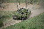 Det er omkring 20 af disse svenskproducerede køretøjer, som Danmark og Sverige nu sender til Ukraine.  Foto: Jydske Dragonregiment/forsvaret