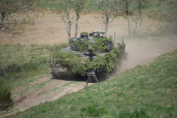 Det er omkring 20 af disse svenskproducerede køretøjer, som Danmark og Sverige nu sender til Ukraine.  Foto: Jydske Dragonregiment/forsvaret