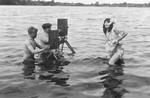 'Den lille engel' fra 1914: Fotograferne Axel Graatkjær og den tyske legende Karl Freund udfører deres dont i det våde element, og skuespilleren er Asta Nielsen. Filmen er tysk, men stjernene for og bag, deriblandt instruktøren, den kunstnerisk ambitiøse Urban Gad, var dansk.  Foto: Foto fra bogen/DFI