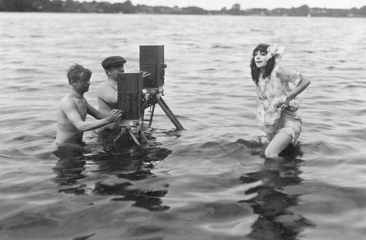'Den lille engel' fra 1914: Fotograferne Axel Graatkjær og den tyske legende Karl Freund udfører deres dont i det våde element, og skuespilleren er Asta Nielsen. Filmen er tysk, men stjernene for og bag, deriblandt instruktøren, den kunstnerisk ambitiøse Urban Gad, var dansk.  Foto: Foto fra bogen/DFI