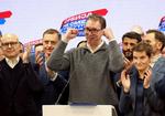 Serbiens præsident Aleksandar Vučić fejrer søndag aften, at hans parti Serbiens Progressive Parti fik 47 procent af stemmerne. Foto: Zorana Jevtic/Ritzau Scanpix
