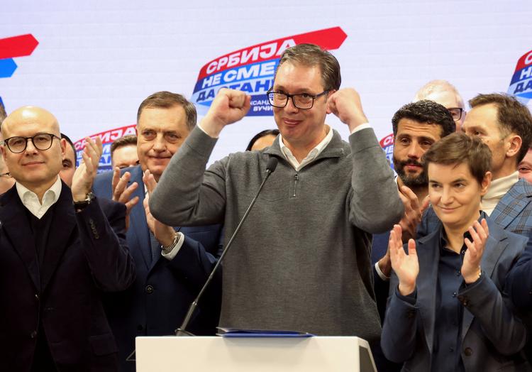Serbiens præsident Aleksandar Vučić fejrer søndag aften, at hans parti Serbiens Progressive Parti fik 47 procent af stemmerne. Foto: Zorana Jevtic/Ritzau Scanpix