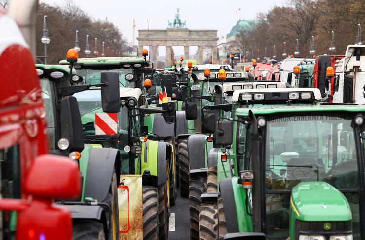 Traktorer er parkeret foran Brandenburger Tor 18. december. Foto: Christian Mang/Ritzau Scanpix