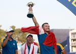 Med Rory McIlroy som jublende holdkammerat løfter Nicolai Højgaard Ryder Cup-trofæet efter den europæiske sejr over USA i Rom. Foto: Guglielmo Mangiapane/Ritzau Scanpix