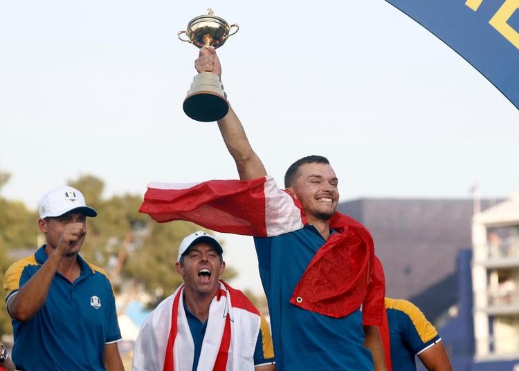 Med Rory McIlroy som jublende holdkammerat løfter Nicolai Højgaard Ryder Cup-trofæet efter den europæiske sejr over USA i Rom. Foto: Guglielmo Mangiapane/Ritzau Scanpix