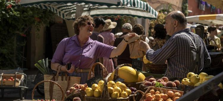 Sarah Lancashire er stadigvæk sprudlende i den lidt undervældende anden sæson af serien om Julia Child. Foto: HBO Max