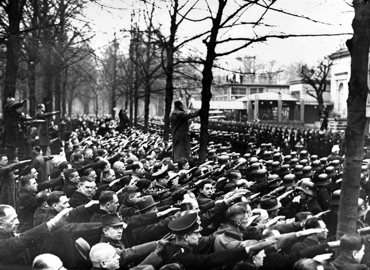 Tre år efter magtovertagelsen, i 1936, hyldes Hitler med opstrakte højrehænder under en tale i Reichstag. AP Photo   Foto: /Ritzau Scanpix