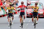 Dette års Vuelta a España var en ren magtdemonstration fra Team Jumbo-Vismas side. Holdet satte sig på alle tre podiepladser. Amerikanske Sepp Kuss vandt den røde førertrøje, mens Jonas Vingegaard (tv.) blev nummer to foran Primoz Roglic (th.). Foto: Oscar del Pozo/Ritzau Scanpix